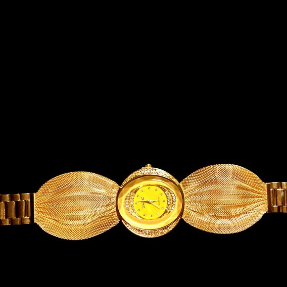 Elegant and sophisticated featuring an elliptical dial and mesh bracelet. - Picture 3 of 4